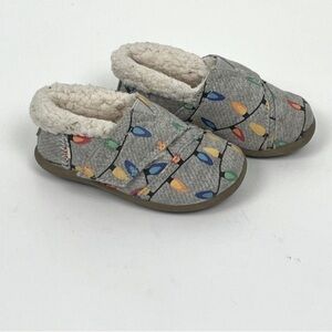 Tom’s Christmas lights print faux shearling lined hard bottom slipper shoes, 6.
